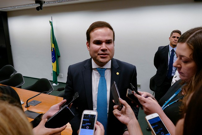 Resultado de imagem para fotos do deputado caca leão