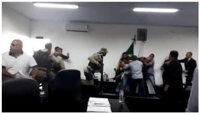 Resultado de imagem para Após pancadaria durante sessão na Câmara, seis vereadores têm mandatos cassados no oeste da Bahia