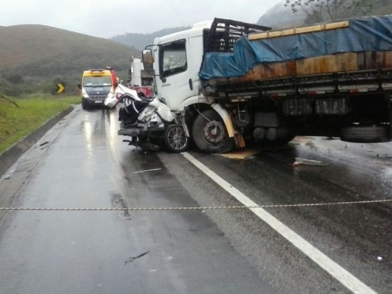 Resultado de imagem para dois caminhões na BR-101