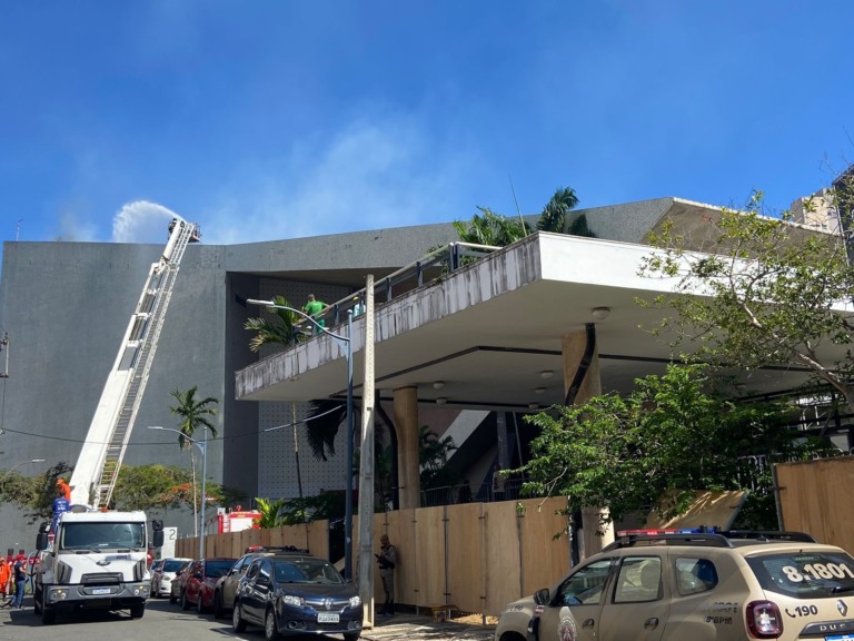Incêndio atinge Teatro Castro Alves