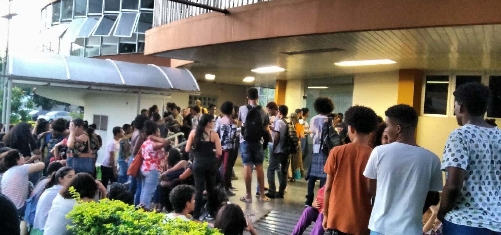 Resultado de imagem para Estudantes realizam protesto na frente da Uneb um dia apÃ³s assembleia de professores
