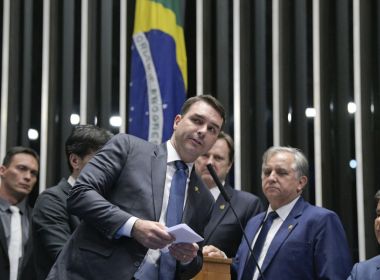 Flávio Bolsonaro apresentará no Senado proposta de imposto único