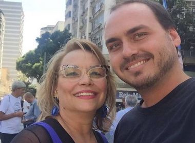 Carlos Bolsonaro lança a mãe candidata a vereadora do Rio de Janeiro