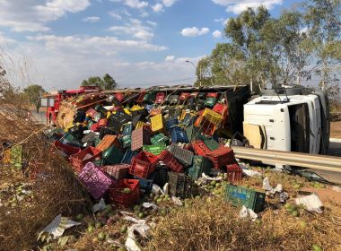 Barreiras: Caminhão com carga de frutas tomba na BR-135