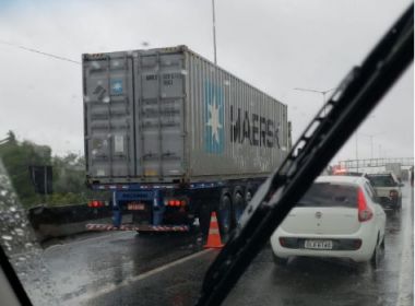 Engavetamento de seis veÃ­culos deixa trÃ¢nsito lento na BR-324 nesta manhÃ£
