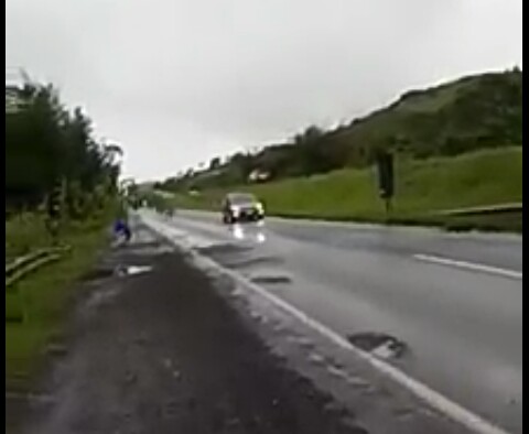 Motorista aproveita buracos na BR-324 para “pescar” | Bahia Ligada