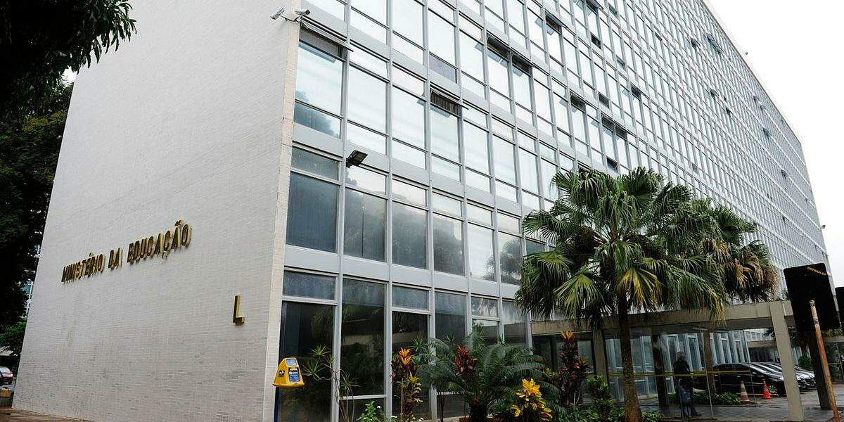 Resultado de imagem para MEC exonera seis funcionários comissionados