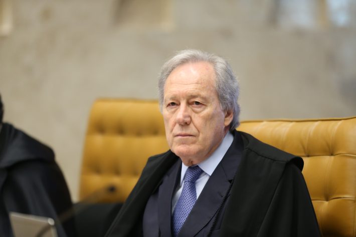 Resultado de imagem para Passageiro diz a Lewandowski ter vergonha de STF e é retido pela PF