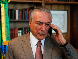 Resultado de imagem para fotos de michel temer ao telefone