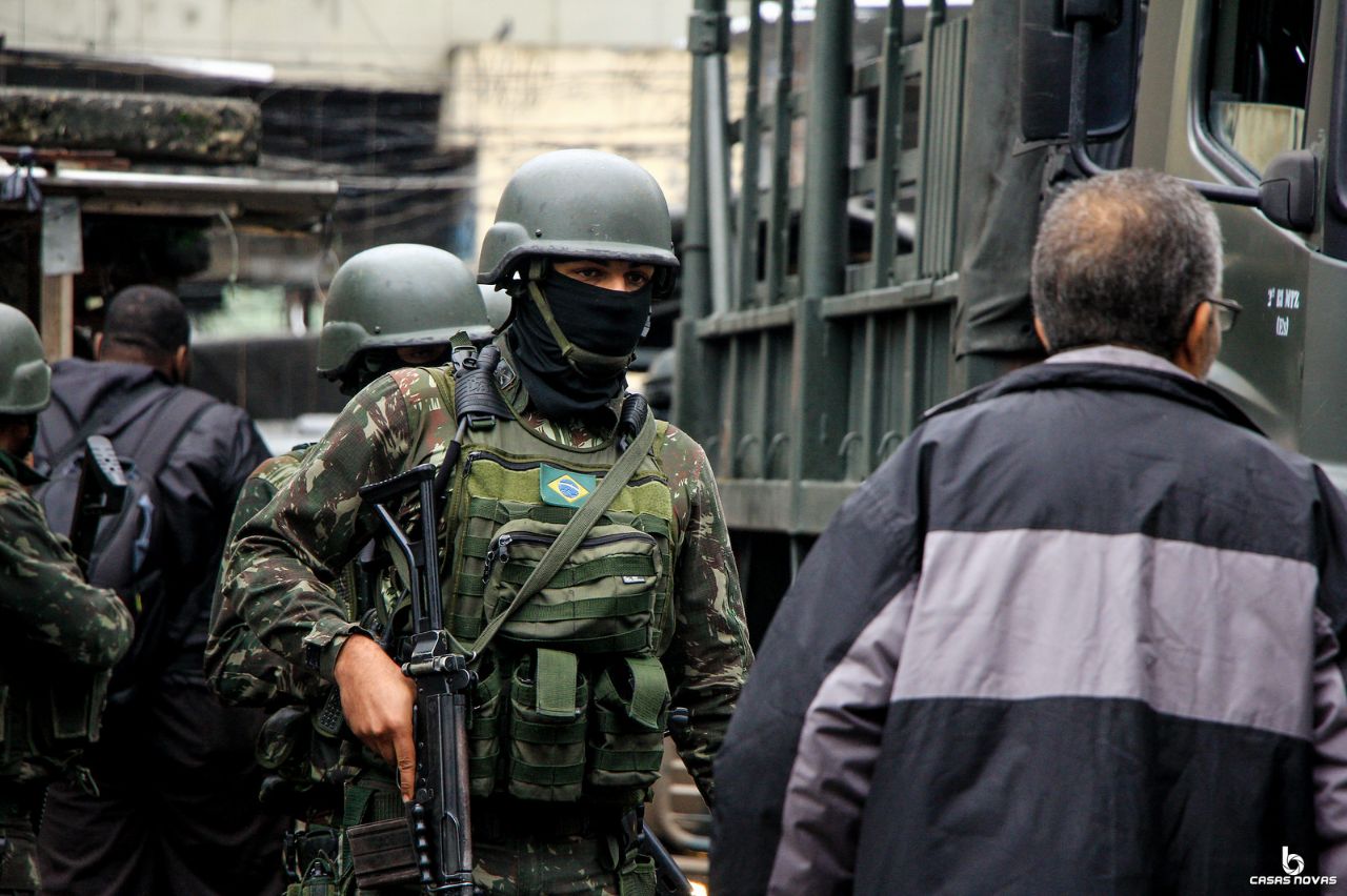 Resultado de imagem para PolÃ­cia Civil e ExÃ©rcito fazem operaÃ§Ã£o no Complexo da MarÃ©
