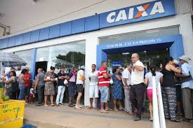 Fila em agência da Caixa Econômica Federal para saque da conta ...