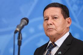 Hamilton Mourão faz teste de Covid-19 e entra em isolamento | VEJA