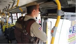 Resultado de imagem para fotos de policial militar dentro de onibus em salvador