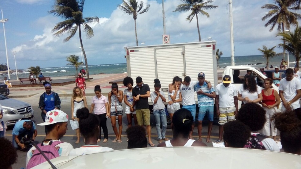 Grupo realiza protesto em frente à delegacia de Itapuã (Foto: Arquivo pessoal)