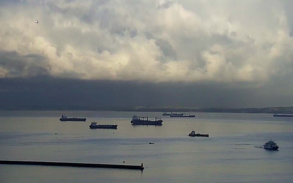 Por conta do mau tempo, passeio de escuna pela BaÃ­a de Todos-os-Santo foi suspensa nesta sexta (Foto: Imagem/TV Bahia)