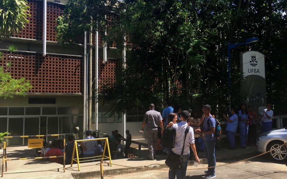 SubstÃ¢ncia vaza no instituto de quÃ­mica da Ufba e prÃ©dio Ã© evacuado em Salvador  â?? Foto: Ivis Macedo/G1