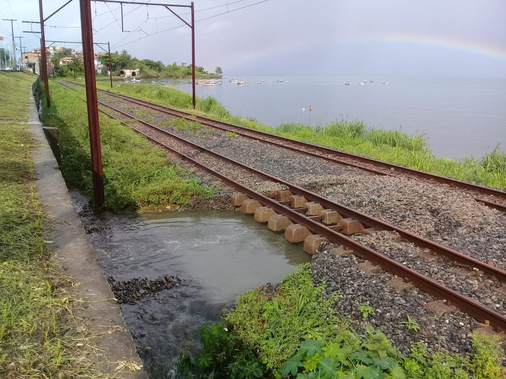 VeÃ­culos estÃ£o passando em oito das 10 estaÃ§Ãµes. Eles saem da CalÃ§ada e vÃ£o atÃ© Periperi, sem passar por Coutos e Paripe. NÃ£o hÃ¡ previsÃ£o para que situaÃ§Ã£o seja normalizada.  â?? Foto: Cid Vaz / TV Bahia