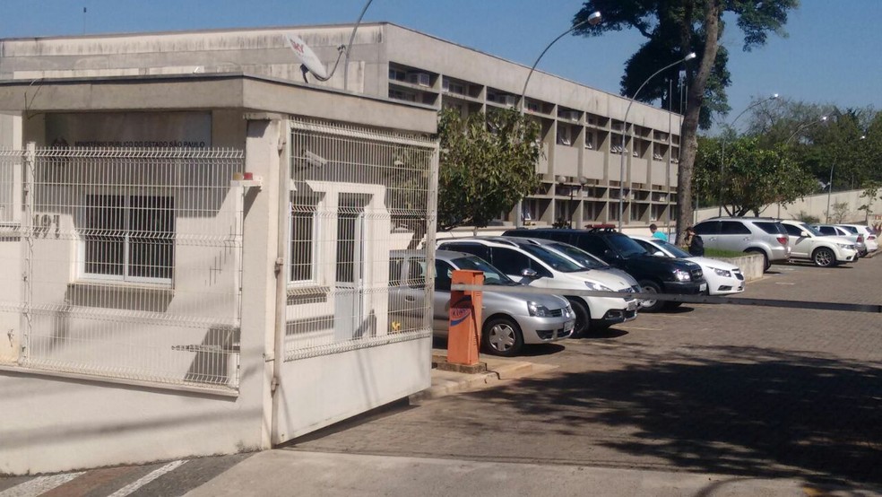 Alguns presos estão sendo levados para a sede do Gaeco em Piracicaba (Foto: Edijan Del Santo/EPTV)