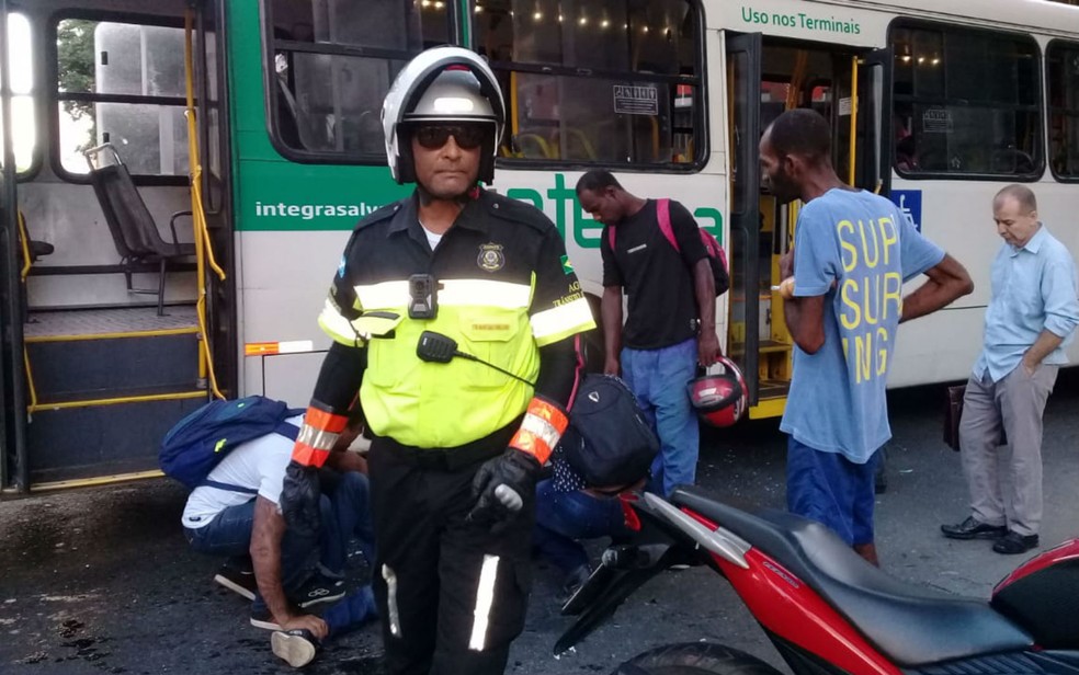 Motociclista fica ferido após acidente com ônibus no bairro do Comércio, em Salvador â?? Foto: Cid Vaz/TV Bahia