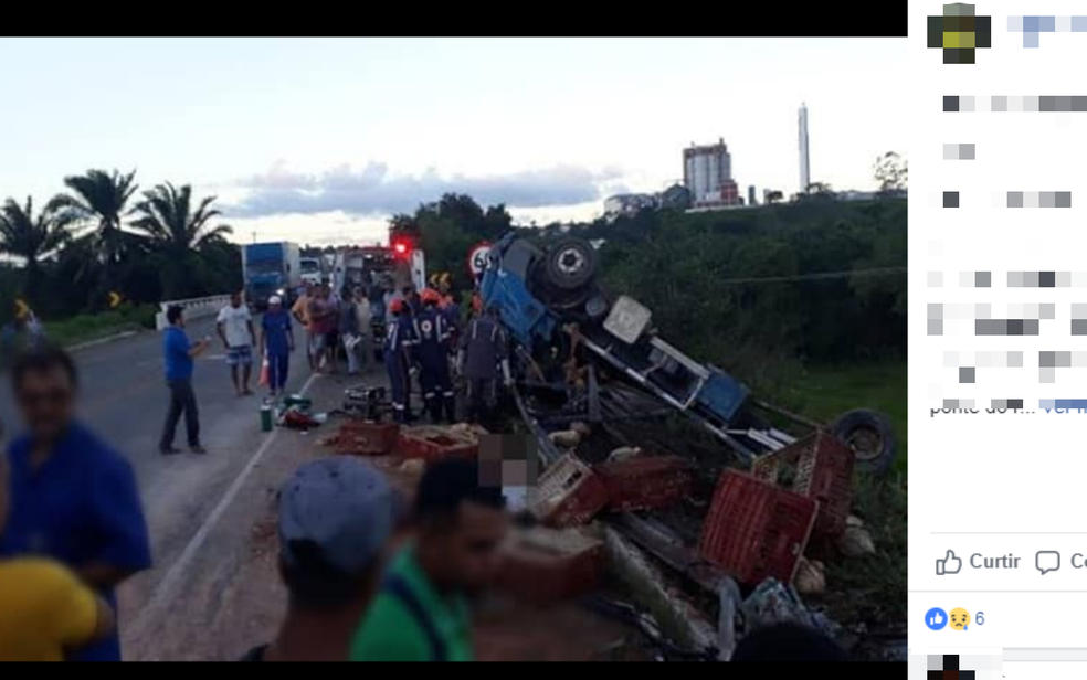 TrÃªs homens morreram apÃ³s caminhÃ£o capotar na BR-101 (Foto: ReproduÃ§Ã£o/Redes Sociais)