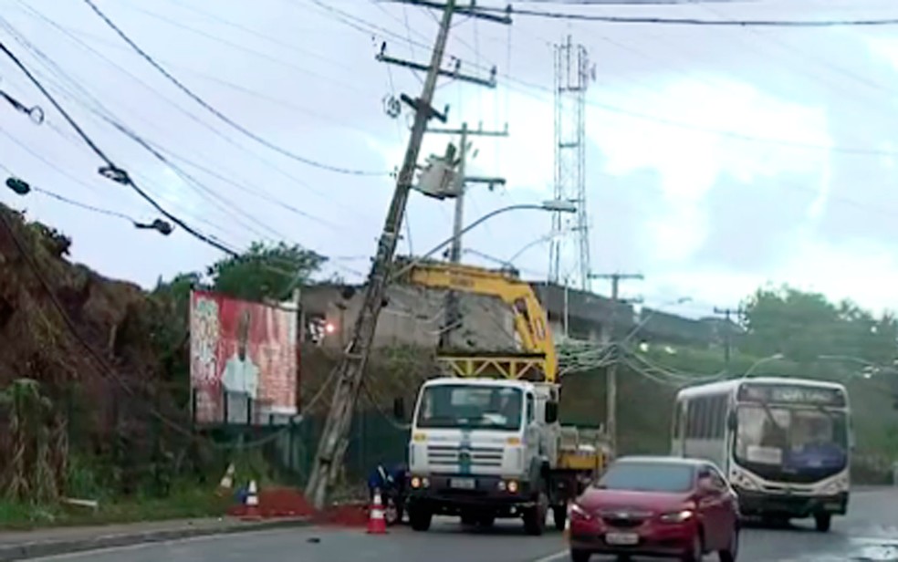 Poste ficou inclinado apÃ³s acidente na noite de domingo (Foto: ReproduÃ§Ã£o/TV Bahia)