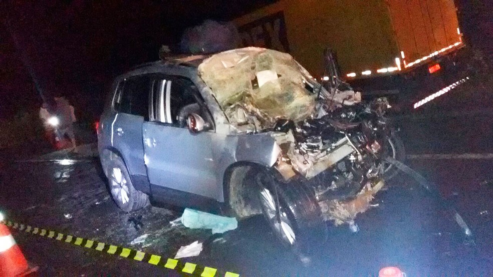 Carro de passeio ficou destruído após bater em carreta na BR-116 (Foto: Divulgação/PRF)