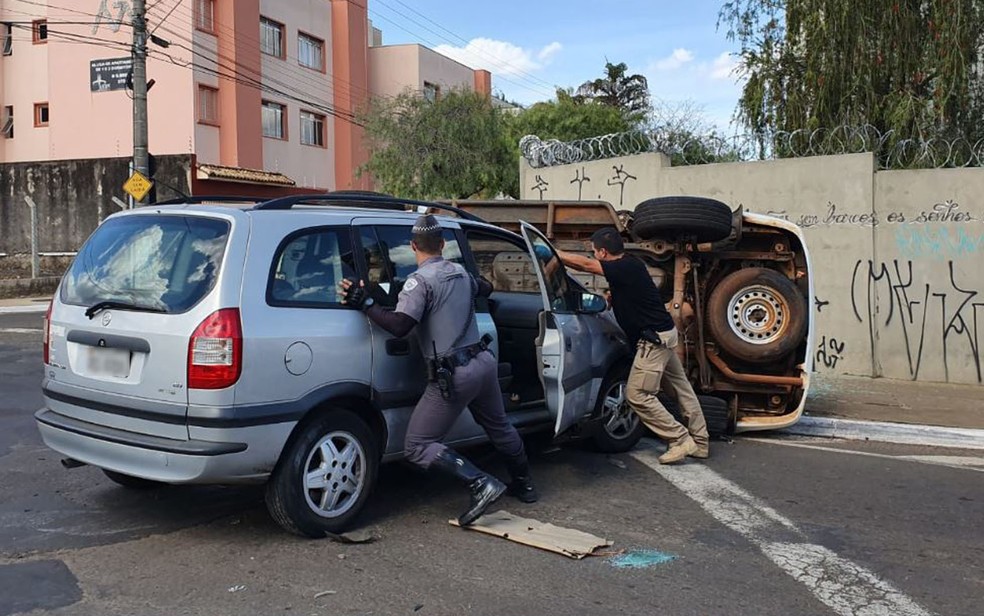 Carro bateu em viatura e provocou tombamento em Franca, SP â?? Foto: Nathália Henrique/EPTV