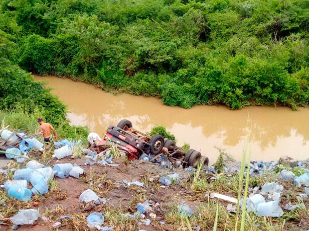 Carreta caiu em ribanceira na manhã desta quarta-feira (Foto: Ewerton dos Reis/Ewertonnes Motovlog YouTube)