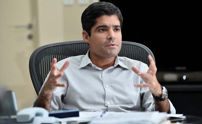 Resultado de imagem para Prefeito ACM Neto suspende reajuste de tarifa de ônibus em Salvador até que frota seja renovada