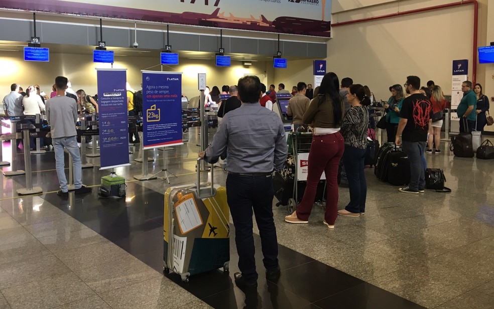 Passageiros aguardam para despachar malas em Goiânia (Foto: Murillo Velasco/G1)