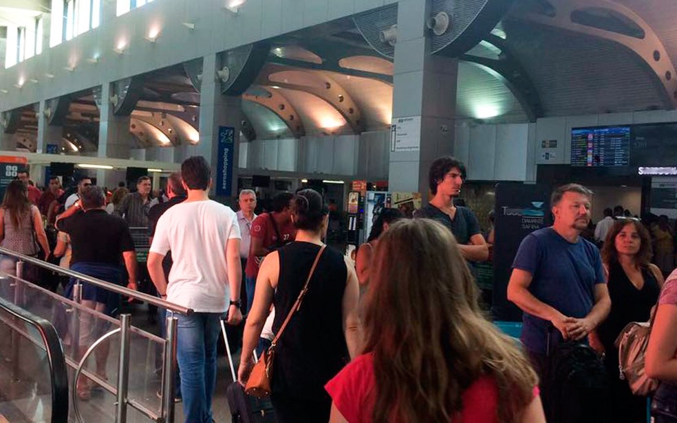 Aeroporto de Salvador fica lotado por causa de queda de energia (Foto: Andréa Silva/TV Bahia)