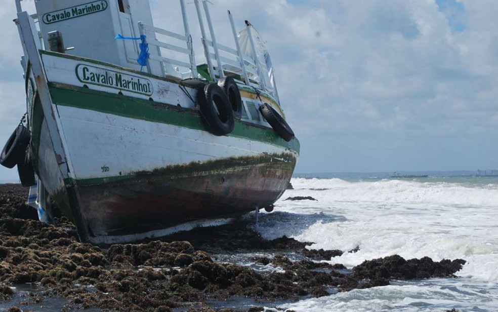 Lancha ficou presa nos arrecifes próximo ao local onde virou (Foto: Afonso Santana/Arquivo pessoal)