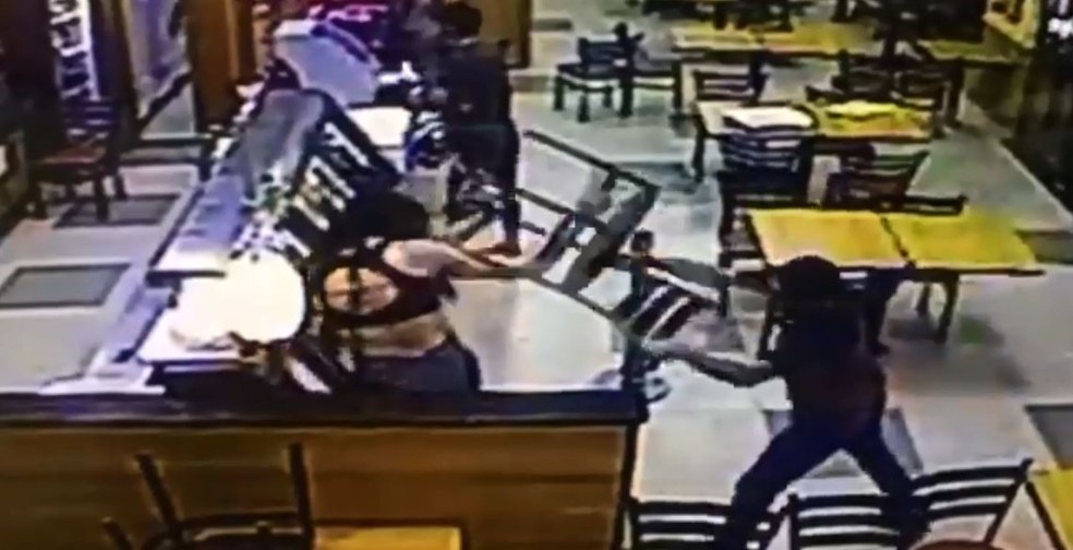 Transexual foi agredida com golpes de cadeira dentro de lanchonete do DF â?? Foto: Reprodução/Facebook
