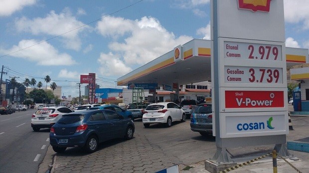 Ainda não houve diminuição no preço do combustível nos postos de Maceió nesta segunda (17) (Foto: Marcio Chagas/G1)