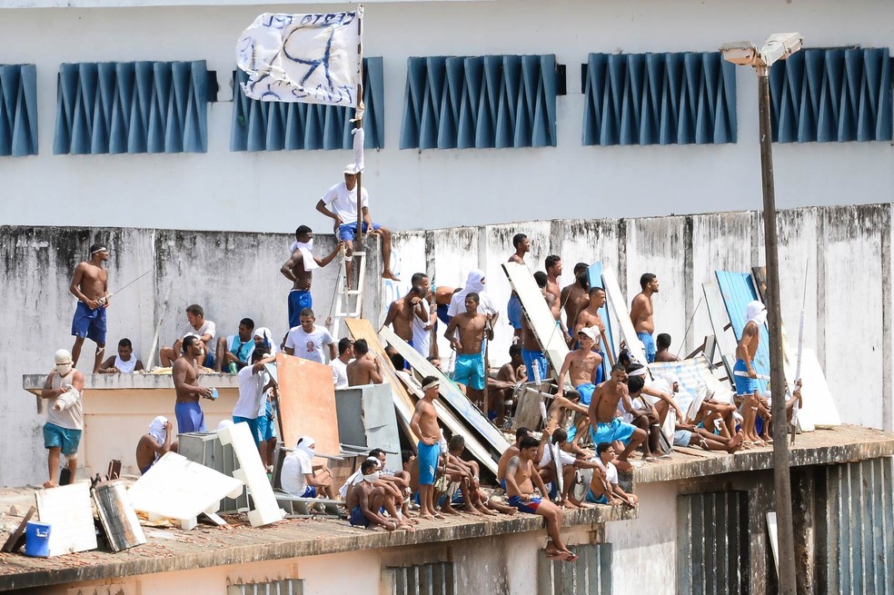 Durante a rebelião, presos se amotinaram nos telhados dos pavilhões (Foto: Andressa Anholete/AFP)