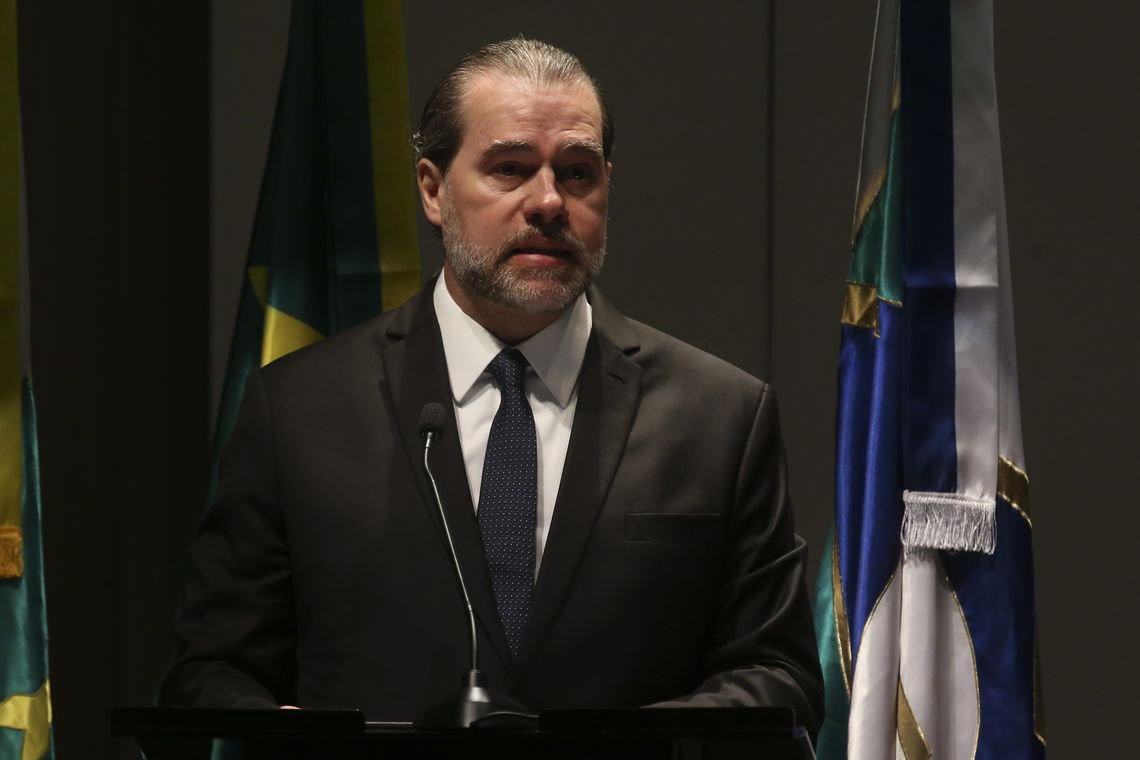 O presidente do Conselho Nacional de Justiça (CNJ) e do Supremo Tribunal Federal (STF), ministro Dias Toffoli, assina o Pacto Nacional pela Primeira Infância durante seminário sobre o assunto.