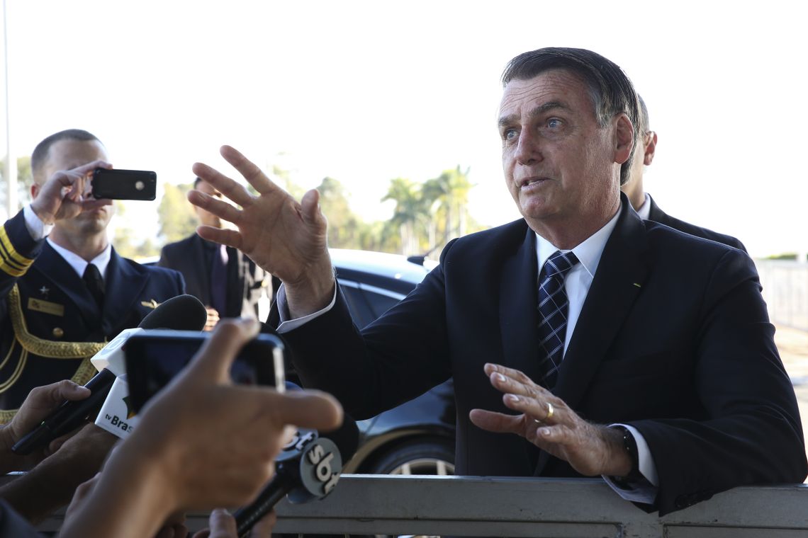 Presidente Jair Bolsonaro, fala à imprensa ao sair do Palácio da Alvorada