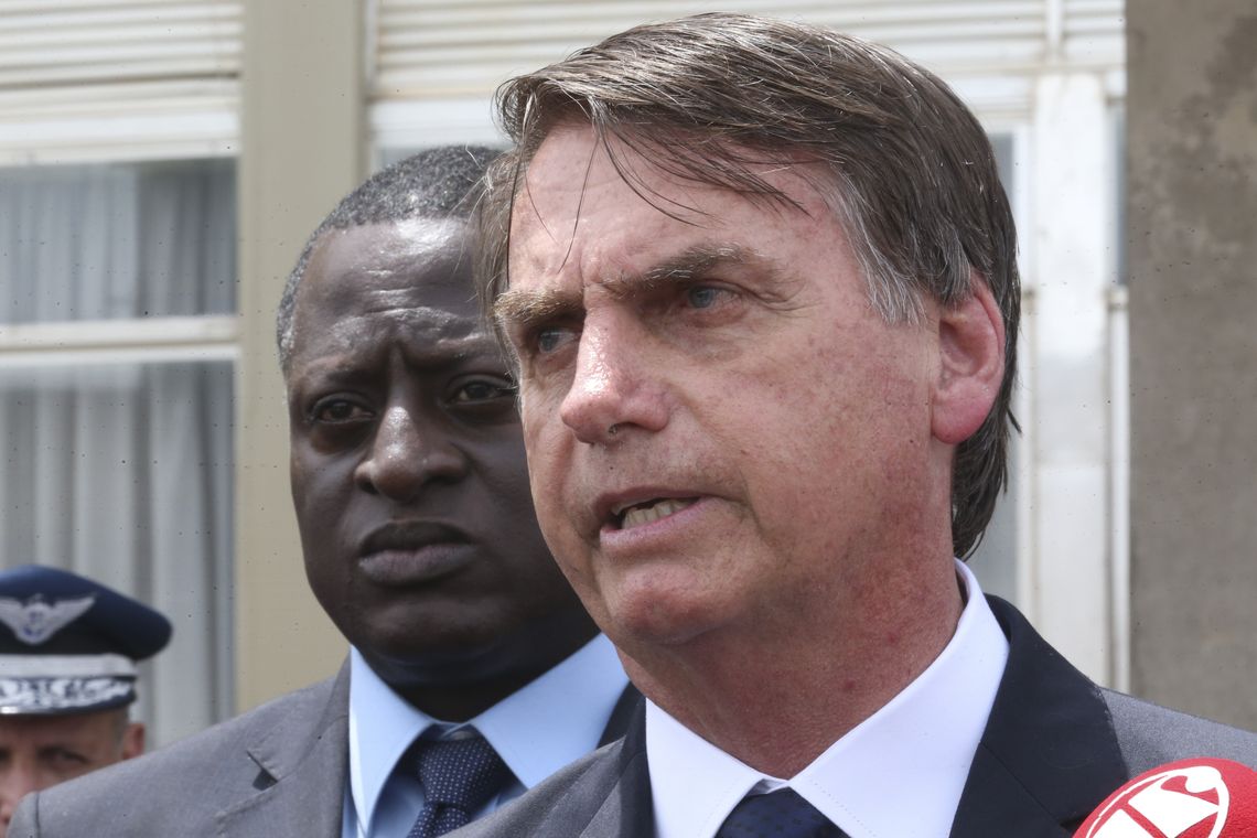 O presidente Jair Bolsonaro fala à imprensa na solenidade de passagem de Comando da Aeronáutica ao tenente-brigadeiro do ar Antonio Carlos Moretti Bermudez, na Base Aérea de BrasÃlia.