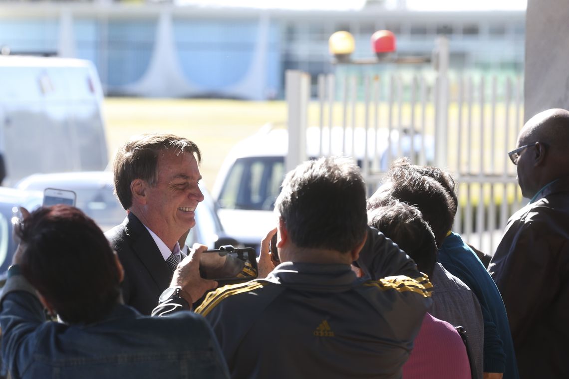 Presidente Jair Bolsonaro, fala à imprensa ao sair do Palácio da Alvorada