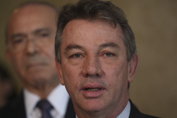 O governador eleito de Roraima e interventor, Antônio Denarium, acompanhado do ministro da Casa Civil, Eliseu Padilha, fala à imprensa, após reunião com o presidente Michel Temer, sobre a intervenção federal em Roraima.