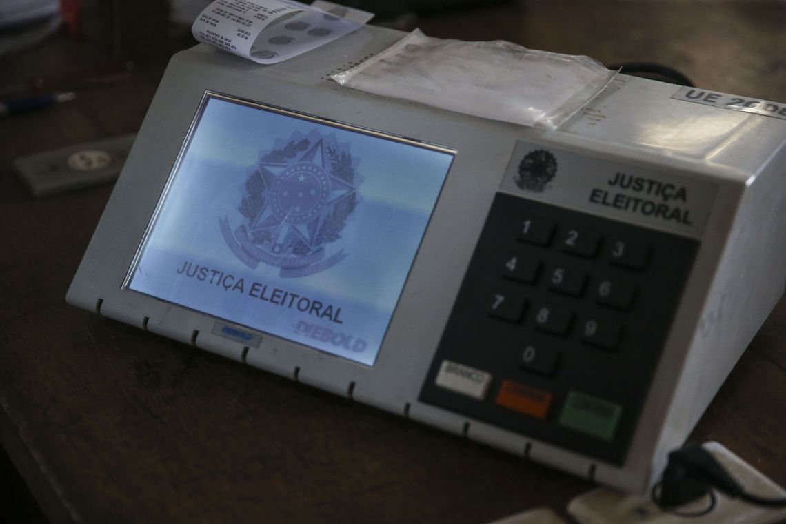 O Tribunal Regional Eleitoral do Distrito Federal (TRE-DF) realiza hoje (19) as cerimônias de carga e lacração das 680 urnas eletrônicas que irão para o exterior para serem utilizadas na eleição para presidente da República.