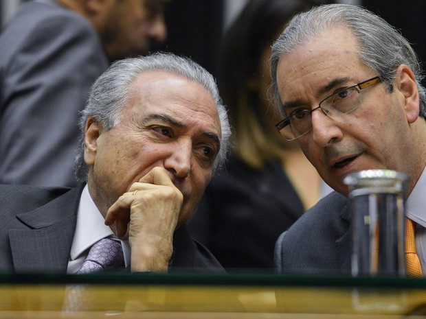 O vice-presidente da república Michel Temer conversa com o presidente da Câmara dos Deputados Eduardo Cunha durante homenagem póstuma ao ex-deputado Paes de Andrade na Câmara dos Deputados, em Brasília, em julho de 2015 (Foto: Marcello Casal/Agência Brasil)