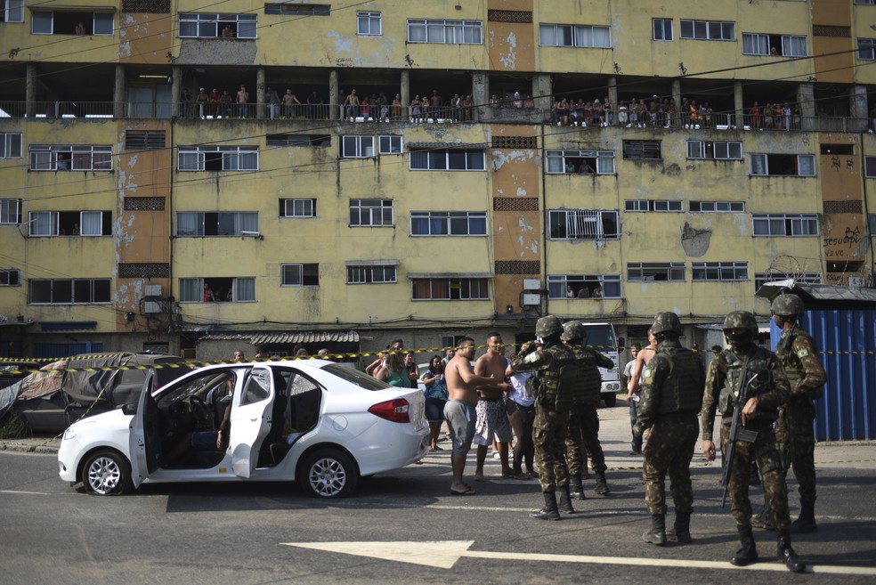 Carro fuzilado pelo Exército em Guadalupe, Rio â?? Foto: Fábio Teixeira/AP