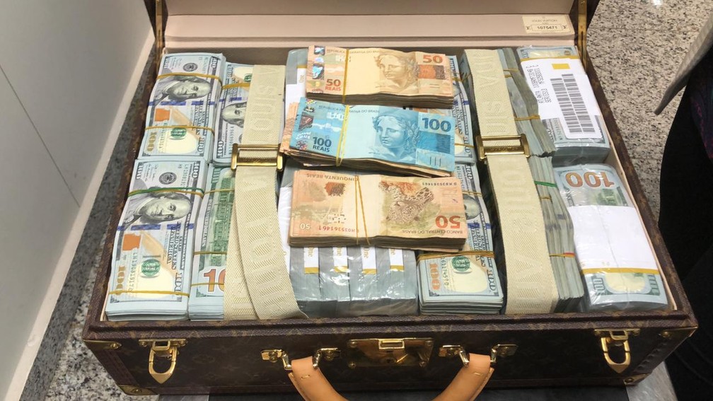 Mala com dÃ³lares e reais apreendida com a delegaÃ§Ã£o da GuinÃ© Equatorial â?? Foto: DivulgaÃ§Ã£o