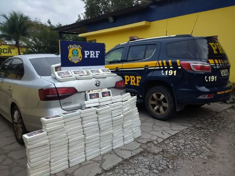 PRF apreende 150 kg de cocaÃna em fundo falso de carro