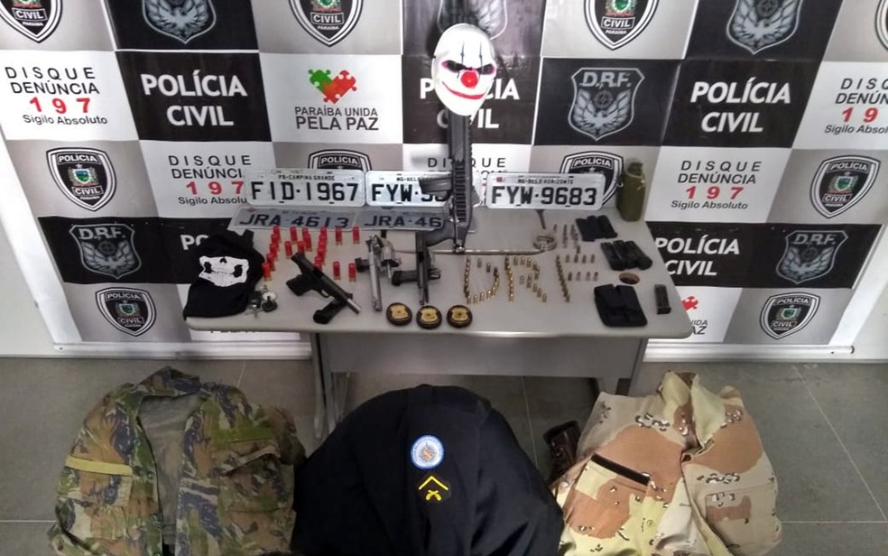 Policiais da Bahia foram presos na ParaÃba com armas, munições, placas e carro. â?? Foto: Victor Melo/PolÃcia Civil