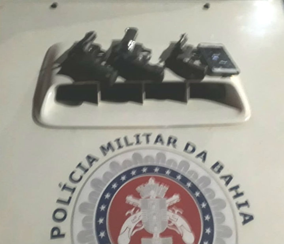 Armas encontradas com os trÃªs homens que morreram apÃ³s confronto com a polÃ­cia na Cidade Baixa, em Salvador â?? Foto: DivulgaÃ§Ã£o/SSP-BA