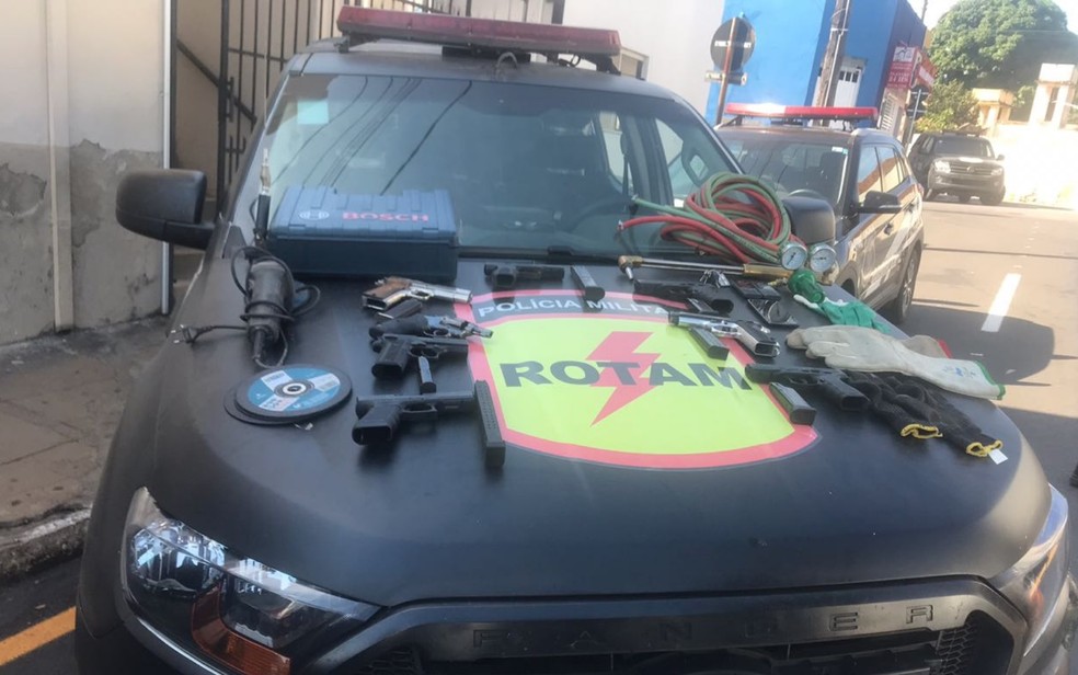 Armamentos apreendidos em Três Ranchos, em Goiás (Foto: PolÃcia Militar/Divulgação)