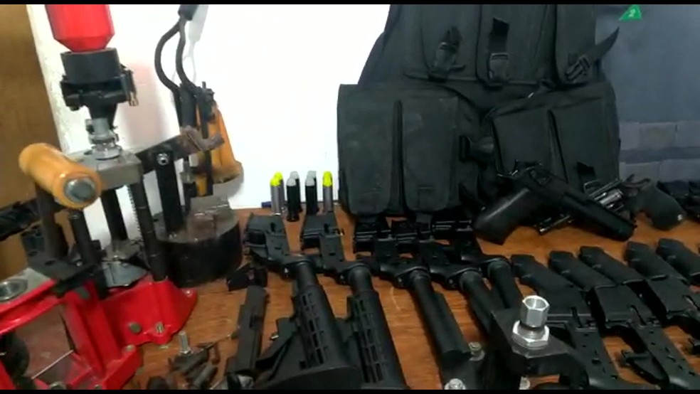 PolÃ­cia encontrou arsenal em casa prÃ³xima ao EngenhÃ£o, no Rio â?? Foto: ReproduÃ§Ã£o/ TV Globo