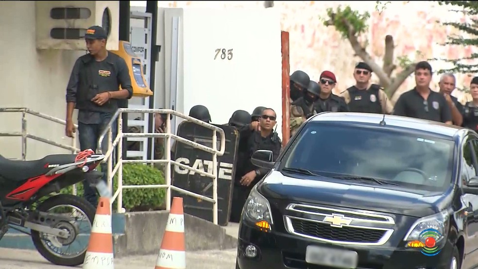 Assalto a agÃªncia dos Correios, em Campina Grande, teve trÃªs pesos e dois refÃ©ns (Foto: ReproduÃ§Ã£o/TV ParaÃ­ba)